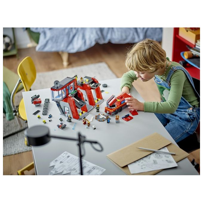 LEGO City 60414 Caserma dei Pompieri e Autopompa con Camion Giocattolo, 6 Minifigure, Cane e Accessori, Gioco per Bambini 6+