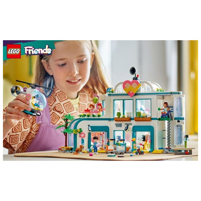 LEGO Friends 42621 Ospedale di Heartlake City, Giochi Educativi per Bambini di 7+ con Elicottero Giocattolo e 5 Mini Bamboline