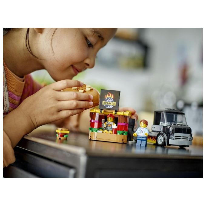 LEGO City 60404 Furgone degli Hamburger Giocattolo, Veicolo per Bambini 5+ Anni, Camion Food Truck con Accessori e 2 Minifigure