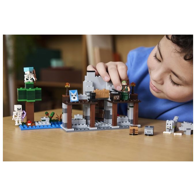 LEGO Minecraft Il Castello del Lupo Giocattolo da Costruire con il Personaggio del Domatore 2 Animali e 2 Scheletri con Armi Giochi di Ruolo per Bambini e Bambine da 8 Anni in su Idea Regalo 21261