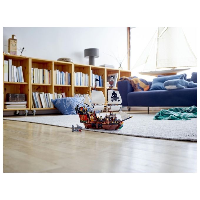 LEGO Creator 31109 Galeone dei Pirati, Set 3 in 1 con Nave Giocattolo, Locanda e Isola del Teschio, Minifigure e Squalo
