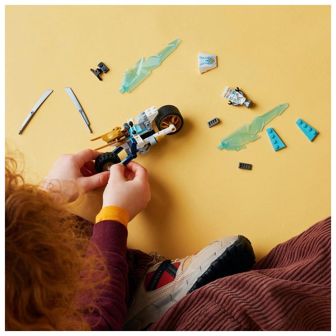 LEGO NINJAGO Moto di Ghiaccio di Zane Veicolo Giocattolo con Lame Mobili Gioco d'Azione per Bambini e Bambine 7 Anni con 1 Minifigure Ninja di Eroe Piccola Idea Regalo di Compleanno 71816
