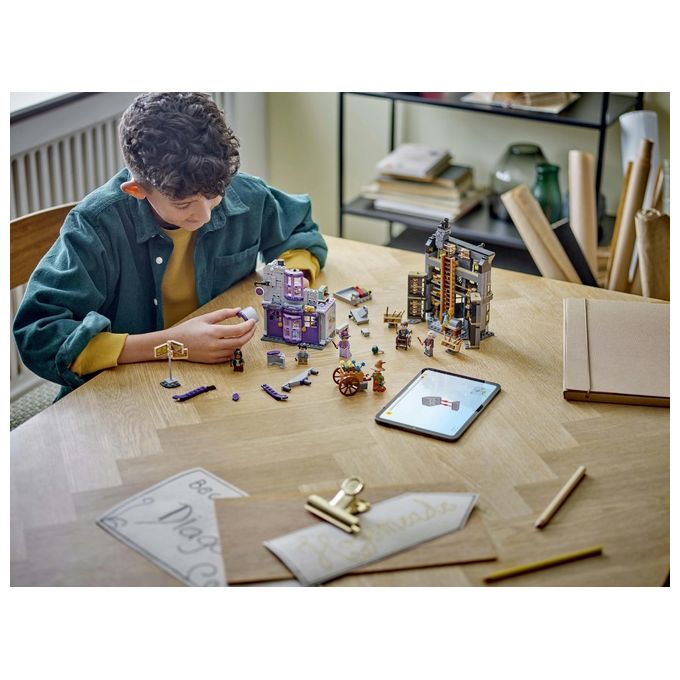 LEGO Harry Potter Olivander e Madama McClan: Abiti per Tutte le Occasioni 2 Modelli di Negozi Giocattolo da Costruire con 6 Minifigure Giochi Creativi per Bambini da 8 Anni da Collezione 76439