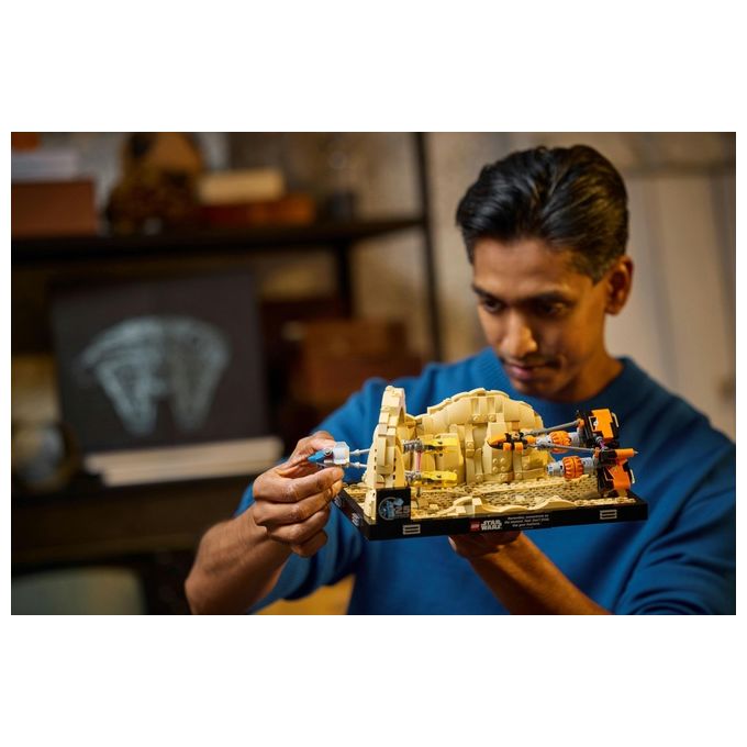 LEGO Star Wars Diorama Gara dei Sgusci su Mos Espa di Anakin Skywalker, Kit Modellismo per Adulti dal Film La Minaccia Fantasma, Gadget da Collezione