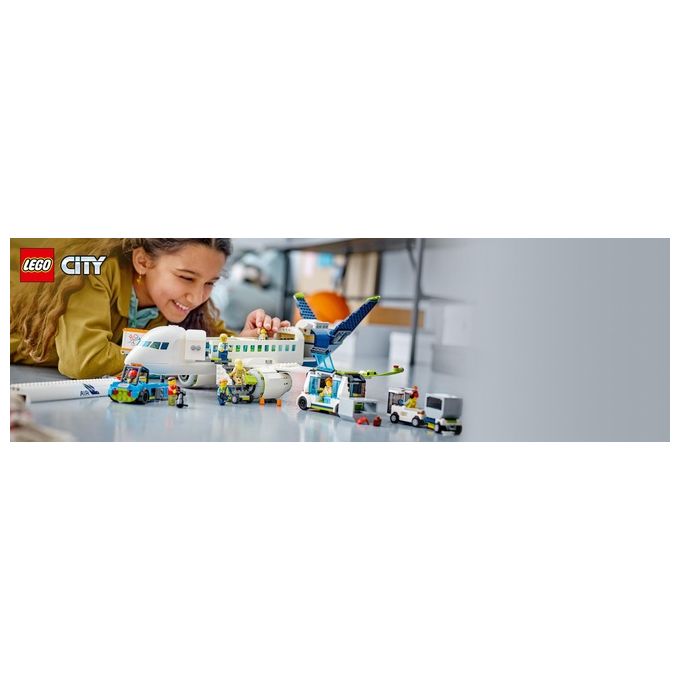 LEGO City 60367 Aereo Passeggeri, Modellino di Aeroplano Giocattolo da Costruire con 9 Minifigure e Veicoli dell'Aeroporto