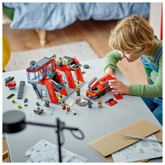 LEGO City 60414 Caserma dei Pompieri e Autopompa con Camion Giocattolo, 6 Minifigure, Cane e Accessori, Gioco per Bambini 6+
