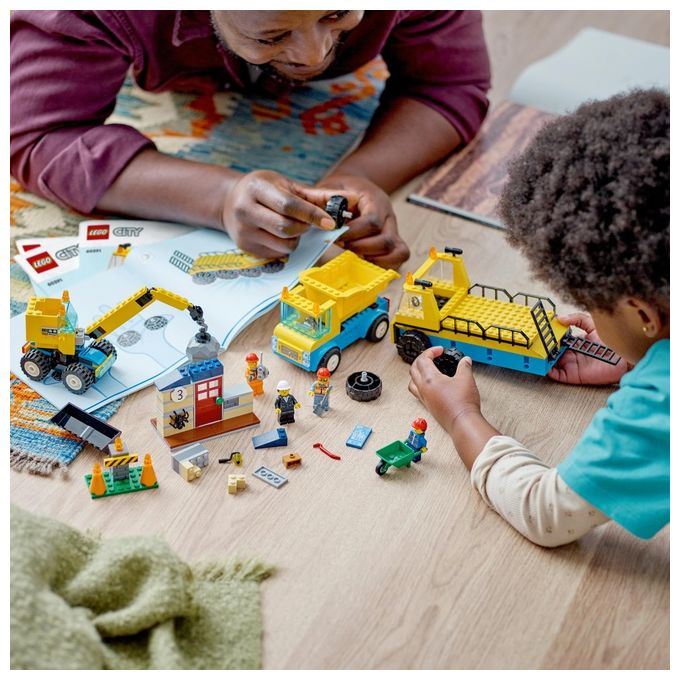 LEGO City 60391 Camion da Cantiere e Gru con Palla da Demolizione, Set con Veicoli Giocattolo, Giochi Educativi per Bambini 4+