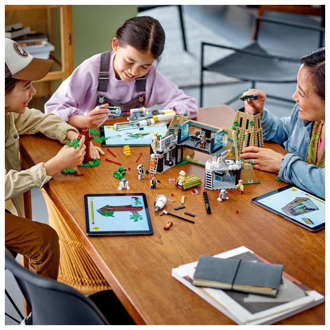 LEGO 75365 Star Wars: A New Hope Base Ribelle su Yavin 4 con 10 Minifigure, 2 Droidi, Starfighter Y-wing e Sala Comando