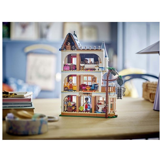 LEGO Friends Bed And Breakfast al Castello Giochi per lo Sviluppo Sociale per Bambine e Bambini da 12 Anni Hotel Giocattolo da Costruire Albergo a 3 Paini con 4 Personaggi Cane e Accessori 42638