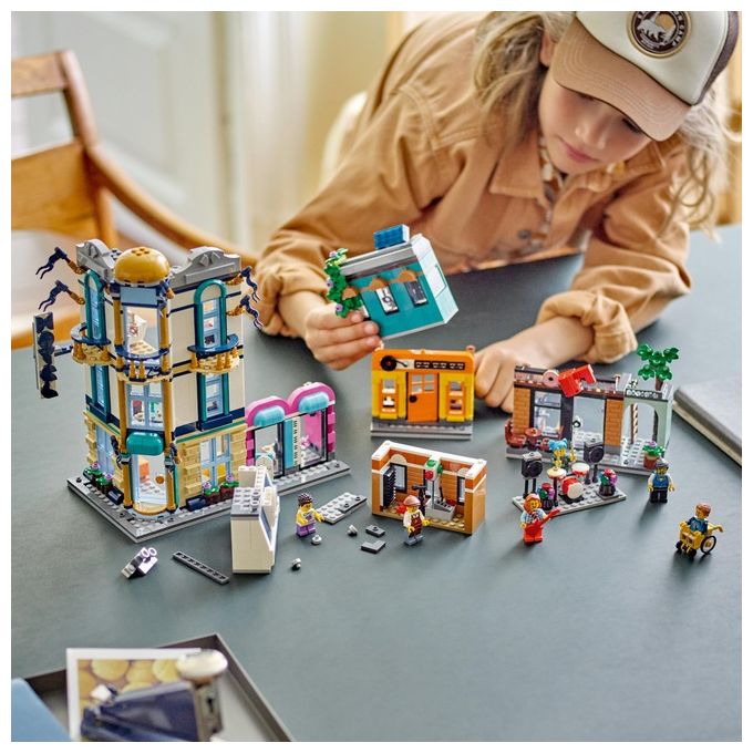 LEGO Creator 3in1 31141 Strada Principale, Grattacielo Art Déco o Strada del Mercato, Kit Modellismo per Costruzioni Creative