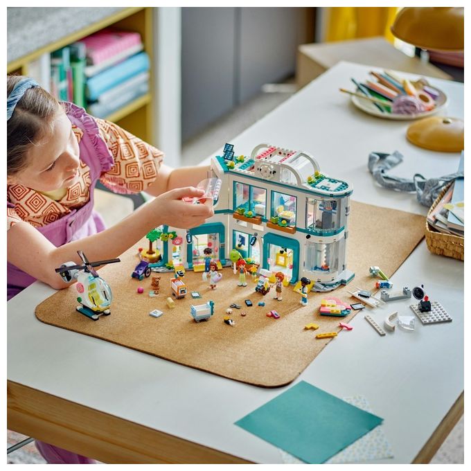 LEGO Friends 42621 Ospedale di Heartlake City, Giochi Educativi per Bambini di 7+ con Elicottero Giocattolo e 5 Mini Bamboline