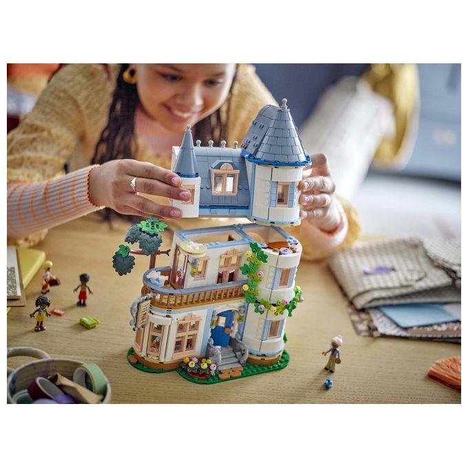 LEGO Friends Bed And Breakfast al Castello Giochi per lo Sviluppo Sociale per Bambine e Bambini da 12 Anni Hotel Giocattolo da Costruire Albergo a 3 Paini con 4 Personaggi Cane e Accessori 42638