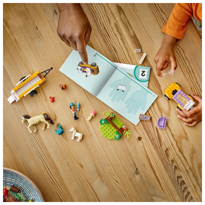LEGO Friends 42634 Rimorchio con Cavallo e Pony, Giocattolo per la Cura degli Animali con 2 Mini Bamboline, Giochi Bambini 4+