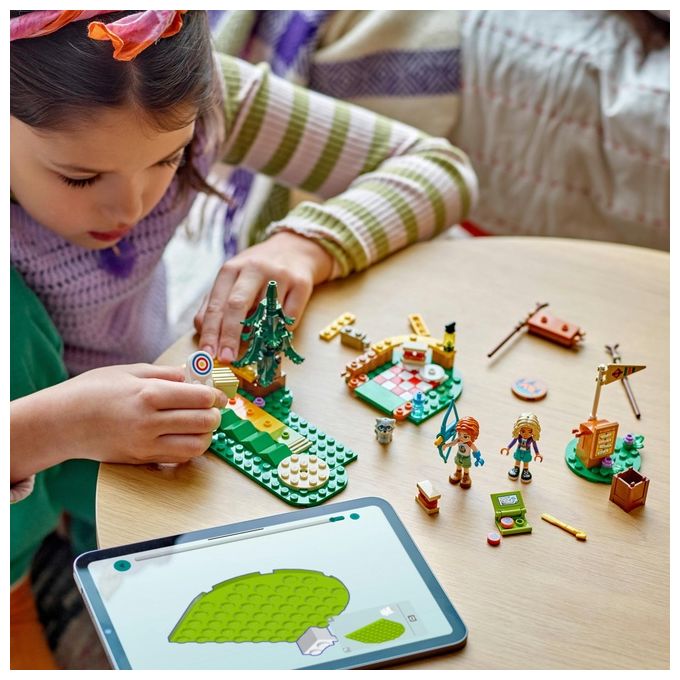 LEGO Friends Tiro con l'Arco al Campo Avventure Giochi Sportivi per Bambine e Bambini da 6 Anni in su con Arco e Frecce Giocattolo 2 Mini Bamboline e un Procione Idee Regalo di Compleanno 42622
