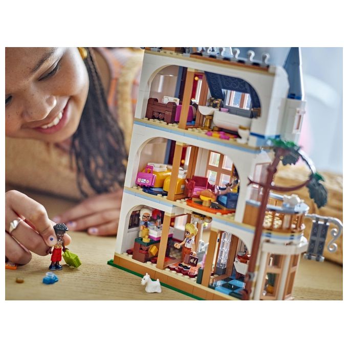 LEGO Friends Bed And Breakfast al Castello Giochi per lo Sviluppo Sociale per Bambine e Bambini da 12 Anni Hotel Giocattolo da Costruire Albergo a 3 Paini con 4 Personaggi Cane e Accessori 42638