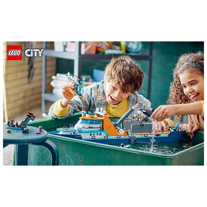 LEGO City 60368 Esploratore Artico, Grande Nave Giocattolo Galleggiante con Elicottero, Gommone, Sottomarino e Relitto Barca