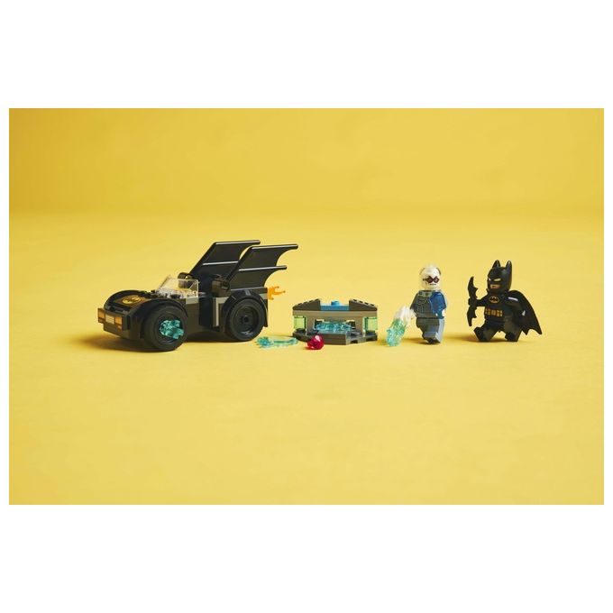 LEGO DC Batman e Batmobile Contro Mr. Freeze - Macchina Giocattolo del Supereroe con 2 Minifigure Accessori e Starter Brick per l'Auto Giochi per Bambini e Bambine da 4 Anni in su Idea Regalo 76301
