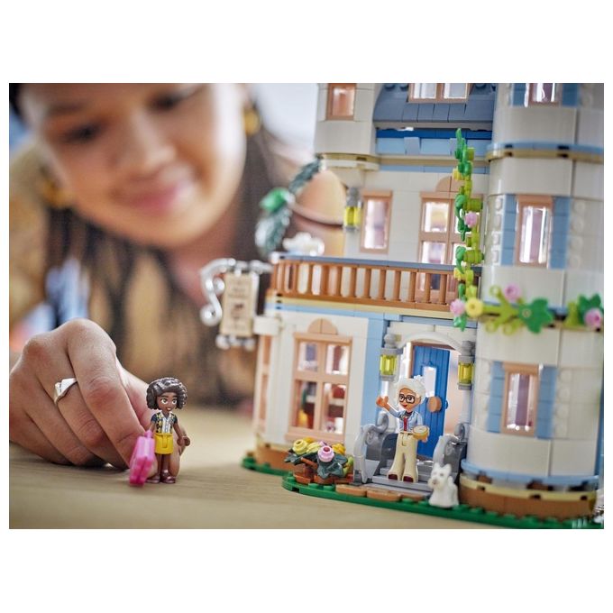 LEGO Friends Bed And Breakfast al Castello Giochi per lo Sviluppo Sociale per Bambine e Bambini da 12 Anni Hotel Giocattolo da Costruire Albergo a 3 Paini con 4 Personaggi Cane e Accessori 42638
