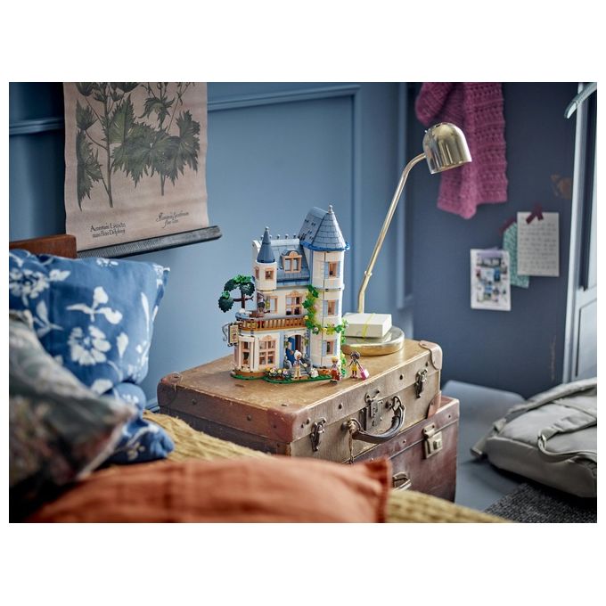 LEGO Friends Bed And Breakfast al Castello Giochi per lo Sviluppo Sociale per Bambine e Bambini da 12 Anni Hotel Giocattolo da Costruire Albergo a 3 Paini con 4 Personaggi Cane e Accessori 42638
