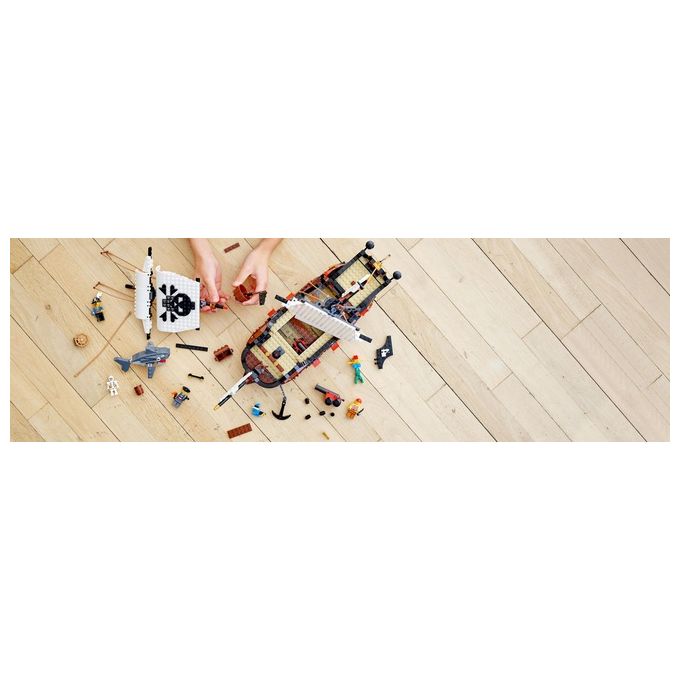 LEGO Creator 31109 Galeone dei Pirati, Set 3 in 1 con Nave Giocattolo, Locanda e Isola del Teschio, Minifigure e Squalo