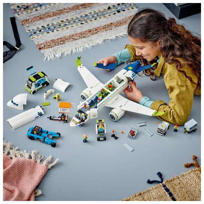 LEGO City 60367 Aereo Passeggeri, Modellino di Aeroplano Giocattolo da Costruire con 9 Minifigure e Veicoli dell'Aeroporto