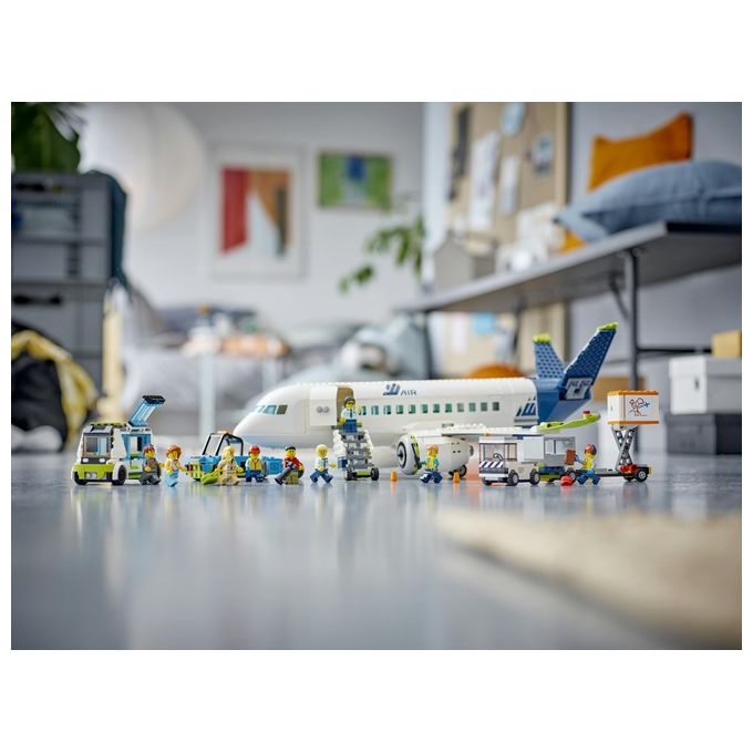 LEGO City 60367 Aereo Passeggeri, Modellino di Aeroplano Giocattolo da Costruire con 9 Minifigure e Veicoli dell'Aeroporto