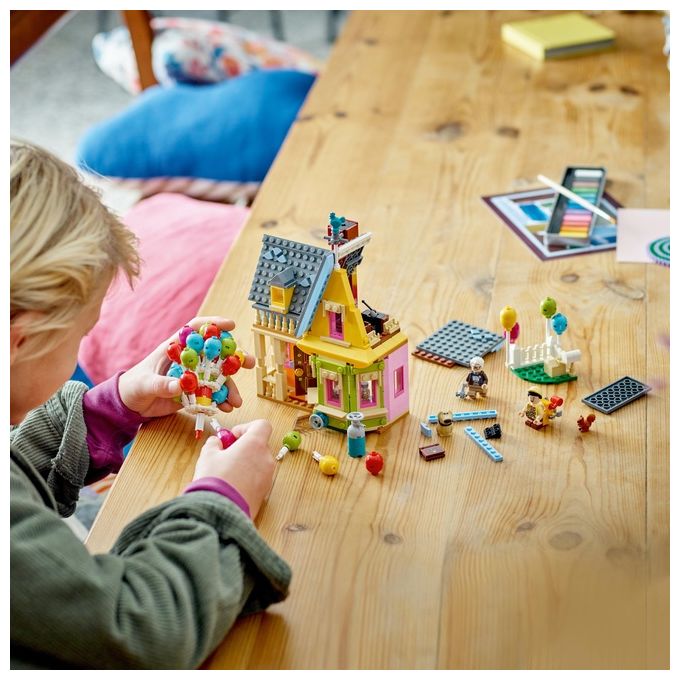LEGO Disney e Pixar 43217 Casa di “Up'', Modellino con Palloncini e Figure di Carl, Russell e Dug, Set Disney 100° Anniversario