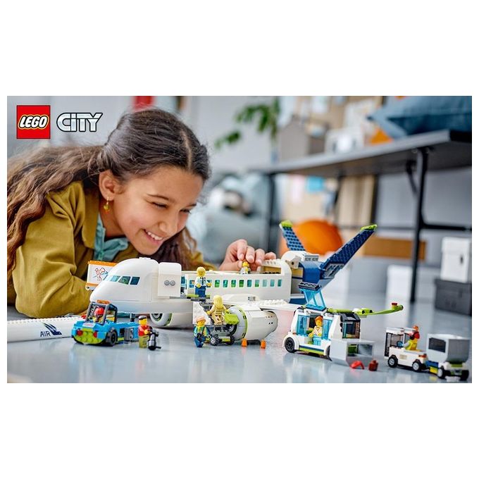 LEGO City 60367 Aereo Passeggeri, Modellino di Aeroplano Giocattolo da Costruire con 9 Minifigure e Veicoli dell'Aeroporto
