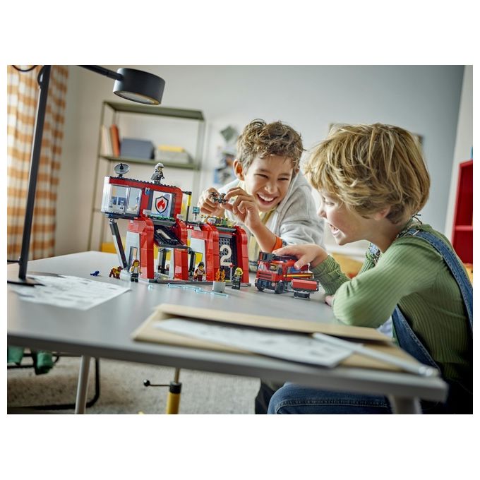 LEGO City 60414 Caserma dei Pompieri e Autopompa con Camion Giocattolo, 6 Minifigure, Cane e Accessori, Gioco per Bambini 6+