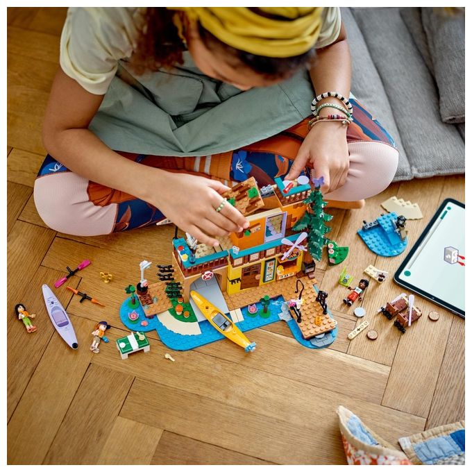 LEGO Friends 42626 Campo Avventura Sport Acquatici Giochi di Ruolo Educativi per Bambine e Bambini da 7 Anni con Molo e Campeggio Giocattolo da Costruire Accessori e 3 Personaggi Idea Regalo