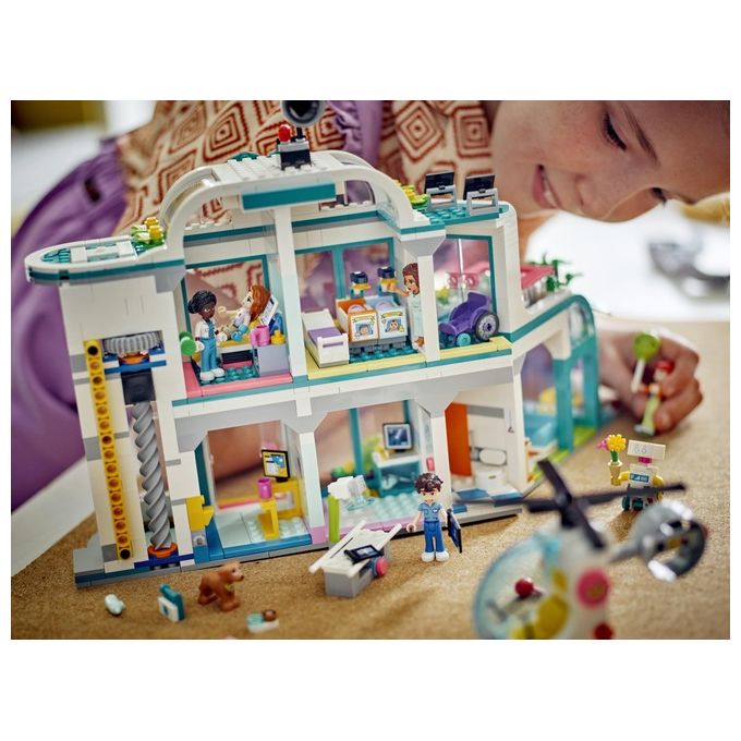 LEGO Friends 42621 Ospedale di Heartlake City, Giochi Educativi per Bambini di 7+ con Elicottero Giocattolo e 5 Mini Bamboline