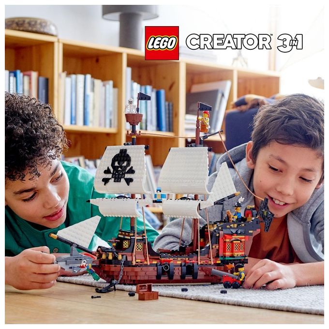 LEGO Creator 31109 Galeone dei Pirati, Set 3 in 1 con Nave Giocattolo, Locanda e Isola del Teschio, Minifigure e Squalo