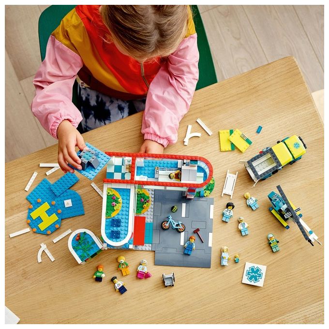 LEGO City Ospedale Set con ambulanza Giocattolo ed Elicottero di Soccorso