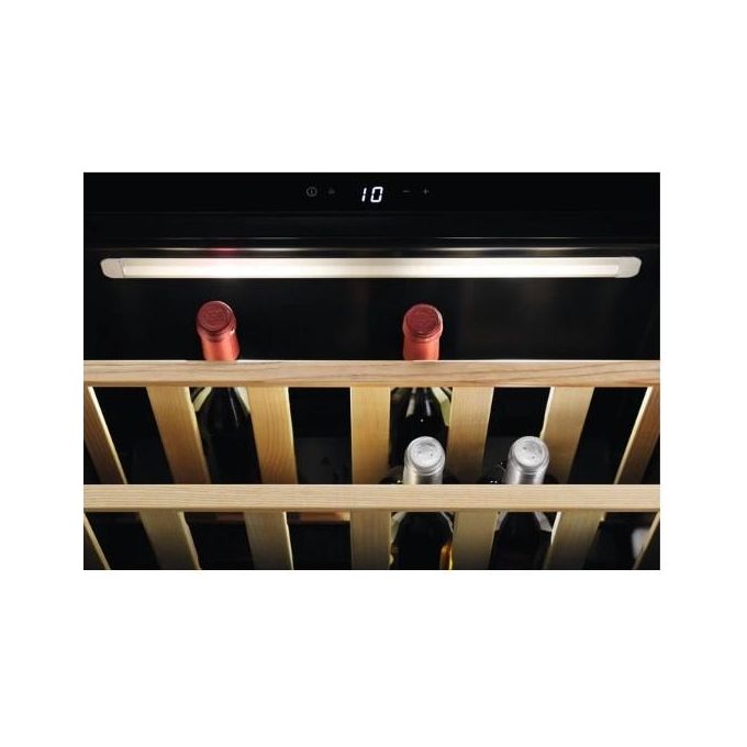 Electrolux KBW5X Vino Cantina da Incasso 18 bottiglie Capacita' 52 Litri Ventilazione interna Temperatura Regolabile da 5 a 20C Display LCD Touch Control Classe energetica F (A++) 45 cm Nero-Acciaio Inox
