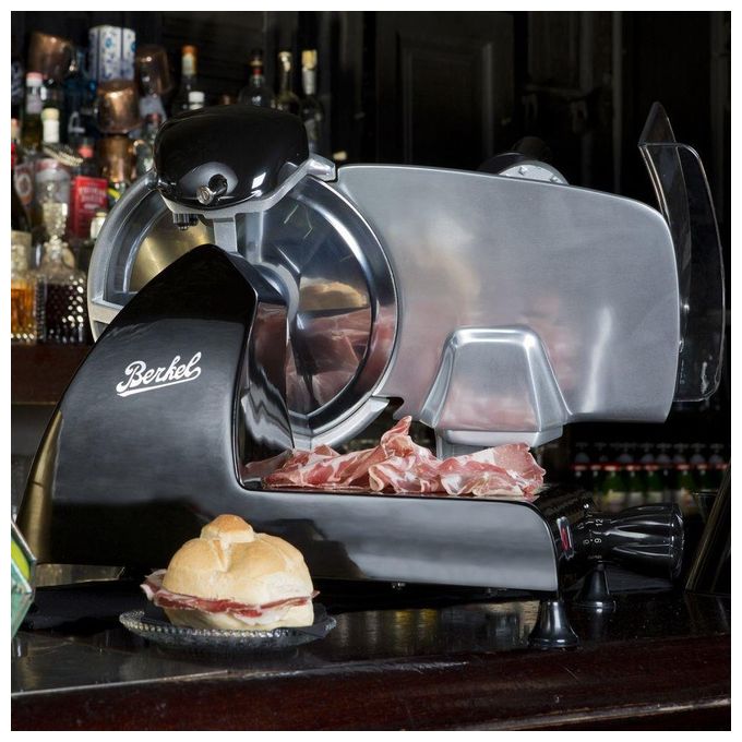 Berkel Red Line RL 250 – Affettatrice lama 25 cm, Potenza elevata, Spessore regolabile, Lama in acciaio cromato, Sicurezza professionale, Colore Nero