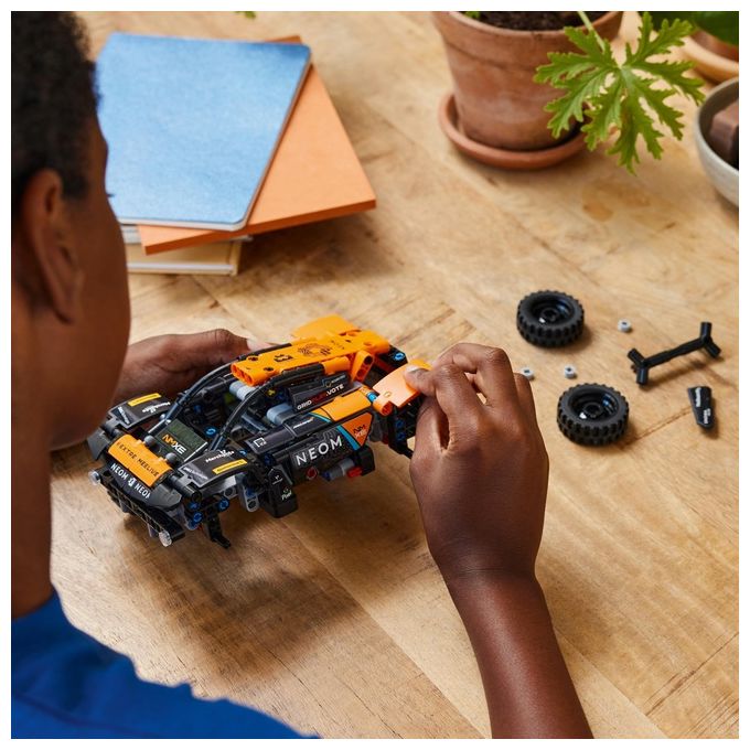 LEGO Technic 42166 NEOM McLaren Extreme E Race Car, Macchina Giocattolo con Funzione Pull-Back, Giochi per Bambini di 7+ Anni