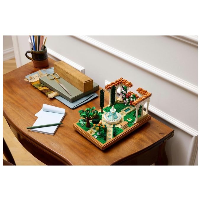 LEGO Icons 10359 - Giardino con Fontana, Set da Costruzione Decorativo 1302 Pezzi, Fontana a 2 Livelli, Pergolati Fioriti, Moduli Personalizzabili, Eta' 18+
