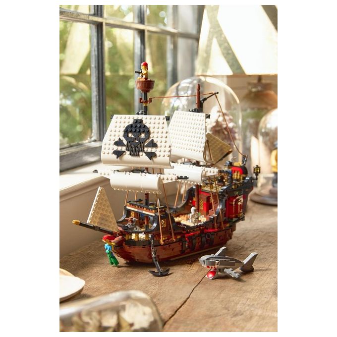 LEGO Creator 31109 Galeone dei Pirati, Set 3 in 1 con Nave Giocattolo, Locanda e Isola del Teschio, Minifigure e Squalo