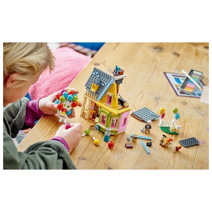 LEGO Disney e Pixar 43217 Casa di “Up'', Modellino con Palloncini e Figure di Carl, Russell e Dug, Set Disney 100° Anniversario