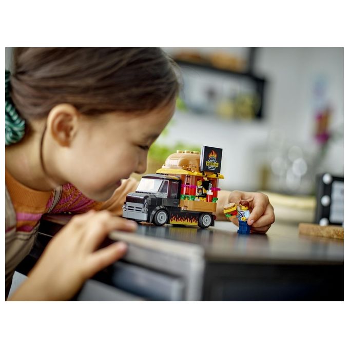 LEGO City 60404 Furgone degli Hamburger Giocattolo, Veicolo per Bambini 5+ Anni, Camion Food Truck con Accessori e 2 Minifigure