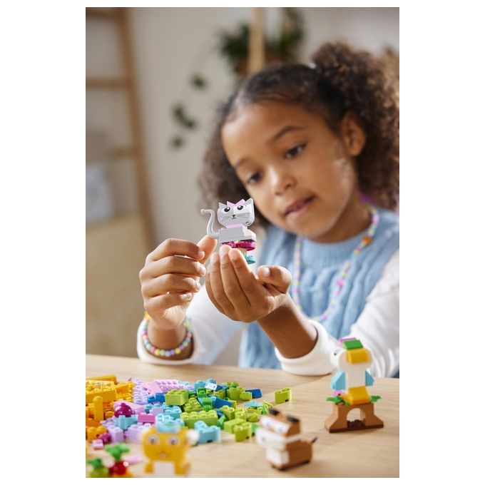 LEGO Classic 11034 Animali Domestici Creativi, Giocattolo per Bambini di 5+ Anni per Costruire Cane, Gatto e Altri Animali