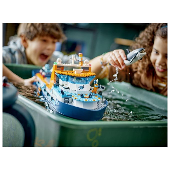 LEGO City 60368 Esploratore Artico, Grande Nave Giocattolo Galleggiante con Elicottero, Gommone, Sottomarino e Relitto Barca