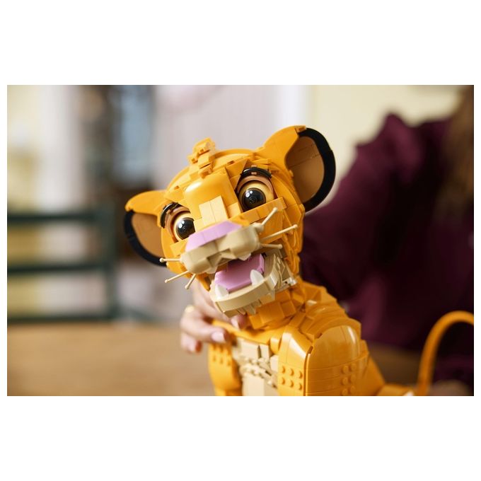 LEGO 43247 Disney Classic Set da Costruzione per Adulti Giovane Simba Re Leone 1445 Pezzi con Testa Mobile per Diverse Pose App LEGO Builder Compatibile colore Multicolore