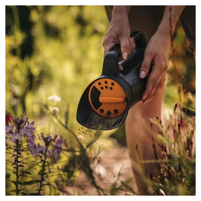 Fiskars 1057076 Solid Spargitore Manuale 2.3 L 3 livelli dosaggio sale fertilizzante sabbia colore Nero