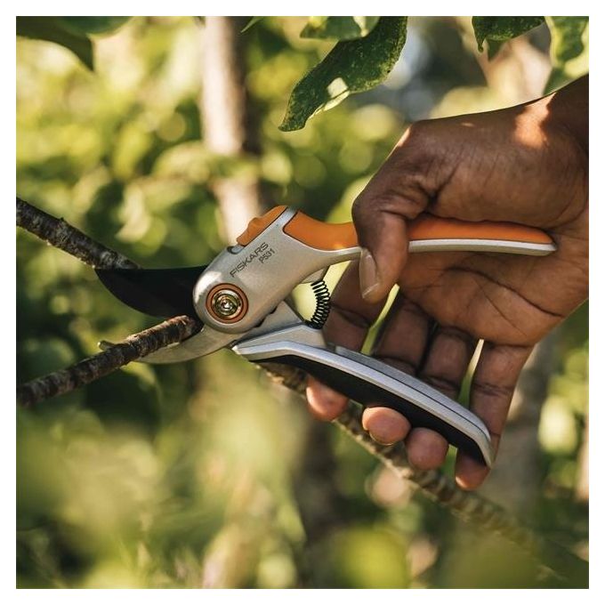 Fiskars 1057168 Plus Forbici da Potatura Bypass Lama in Acciaio Temprato con Rivestimento PTFE Impugnatura in Alluminio Pressofuso colore Nero Arancione