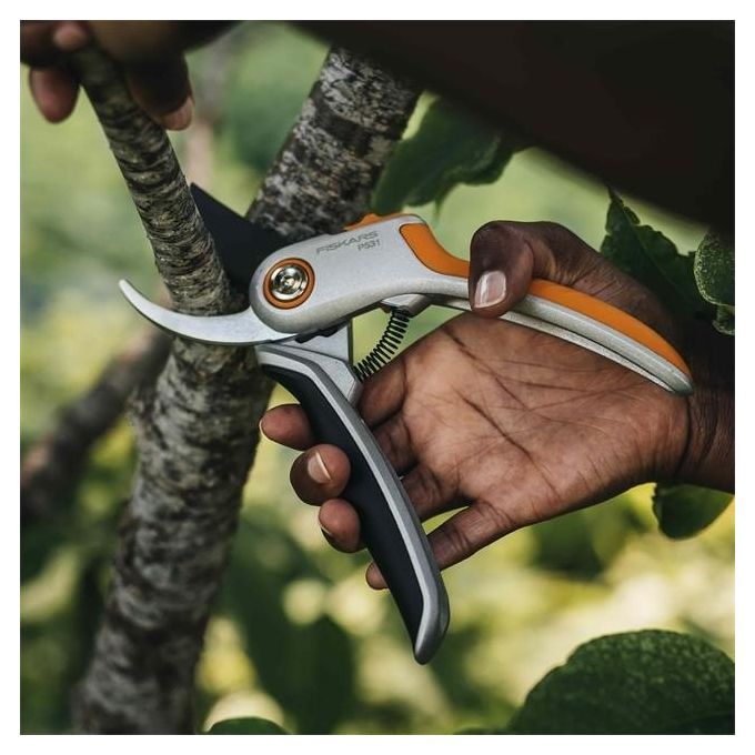 Fiskars 1057168 Plus Forbici da Potatura Bypass Lama in Acciaio Temprato con Rivestimento PTFE Impugnatura in Alluminio Pressofuso colore Nero Arancione