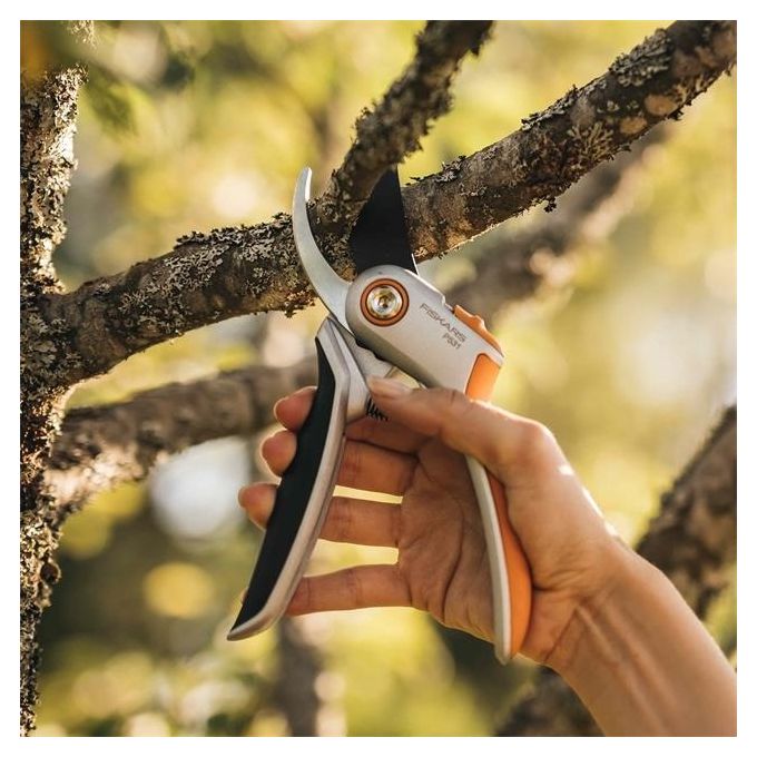 Fiskars 1057168 Plus Forbici da Potatura Bypass Lama in Acciaio Temprato con Rivestimento PTFE Impugnatura in Alluminio Pressofuso colore Nero Arancione