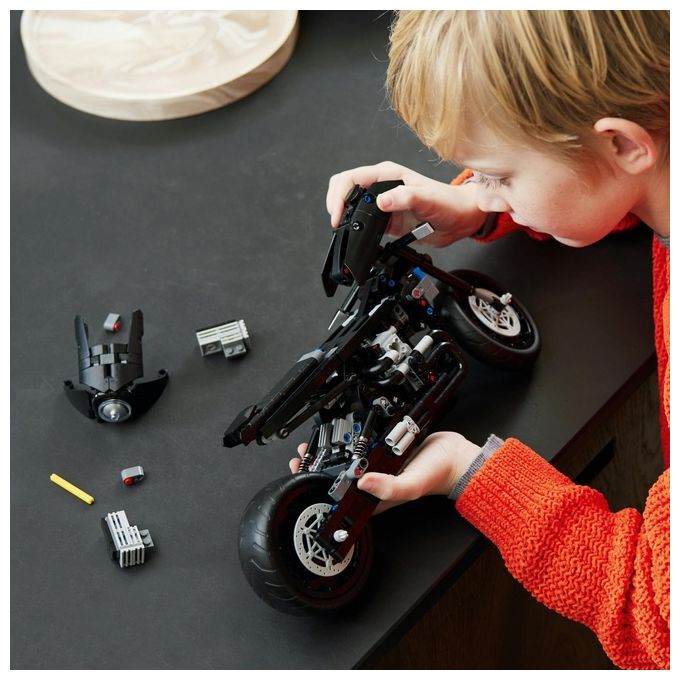 LEGO Technic 42155 THE BATMAN - BATCYCLE, Moto Giocattolo da Collezione, Modellino Motocicletta del Supereroe, Film del 2022