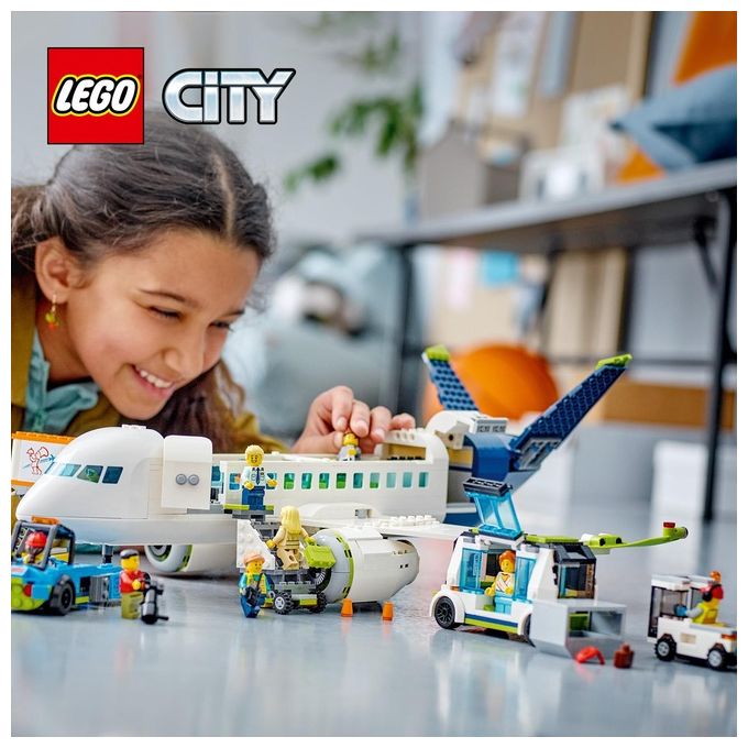 LEGO City 60367 Aereo Passeggeri, Modellino di Aeroplano Giocattolo da Costruire con 9 Minifigure e Veicoli dell'Aeroporto