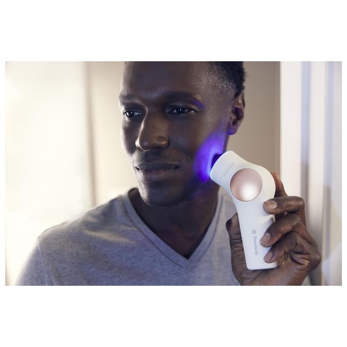 TheraFace PRO - Dispositivo per la cura del viso 6-in-1 con massaggio a percussione - microcorrente - luce LED blu e rossa da Therabody (Bianco)